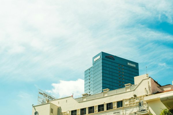 À la découverte des artistes incontournables chez l'antiquaire
